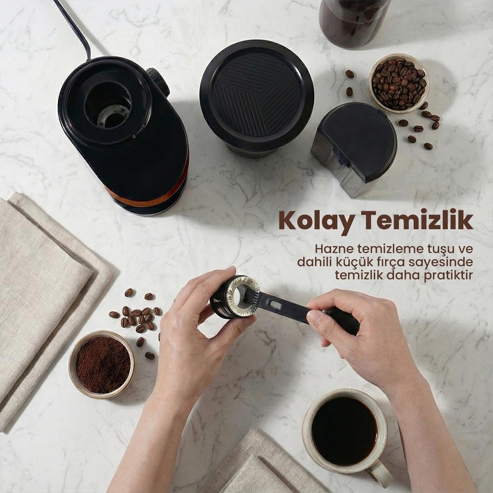 Kahve öğütücü aksesuarlar, temizleme aleti ve mermer masada bir fincan kahve.