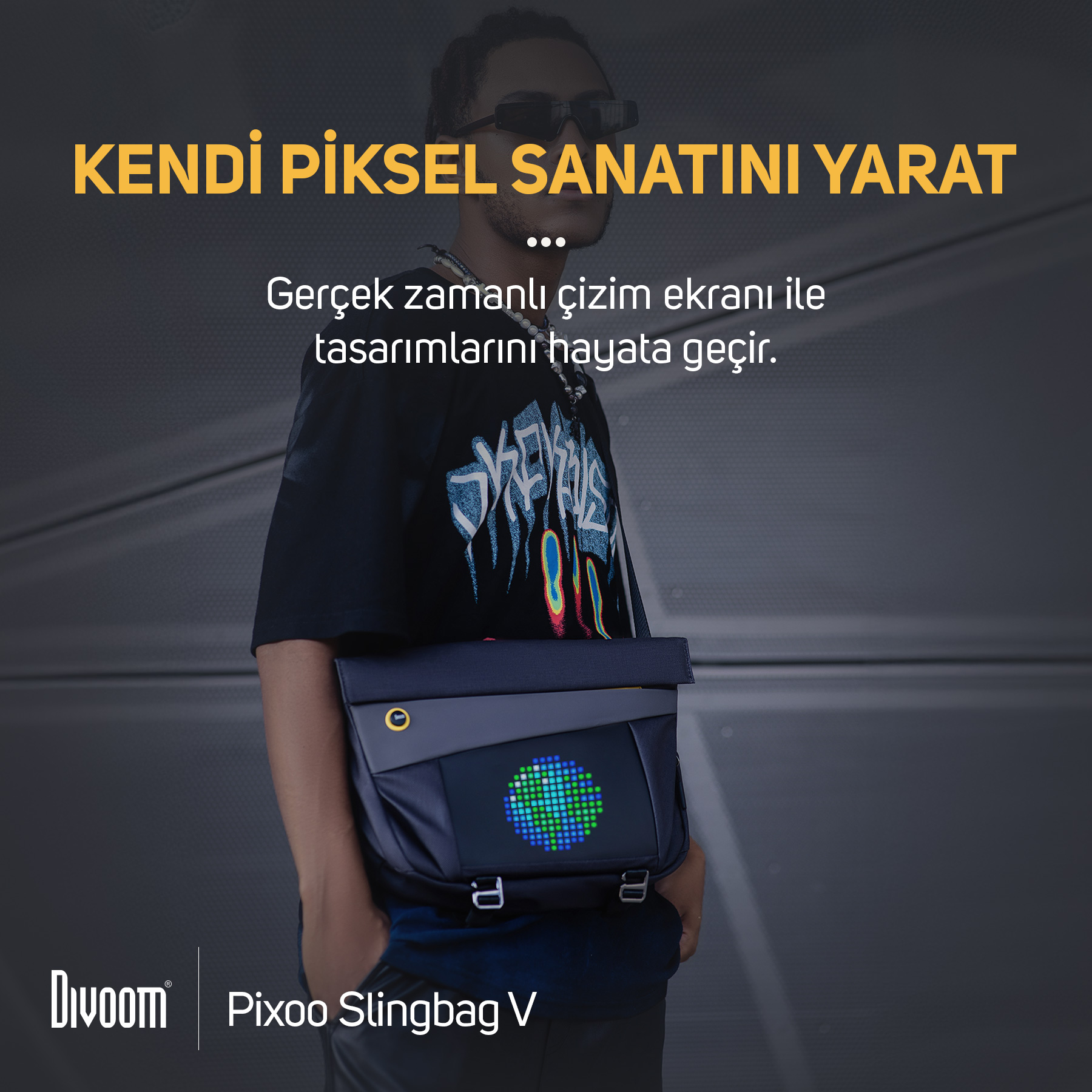 Piksel küre gösteren çantalı adam.
