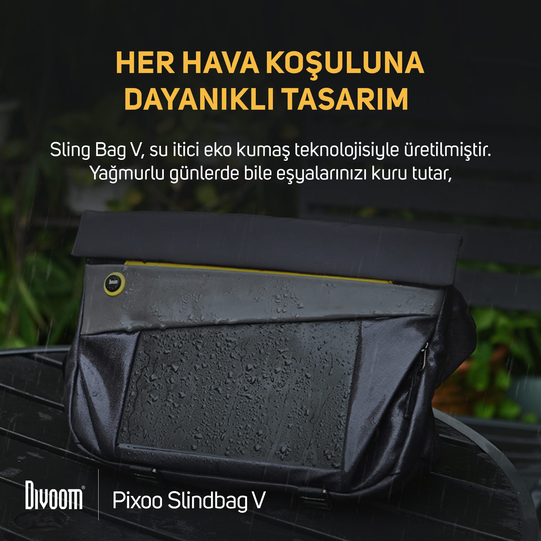 Üzerinde su damlaları olan siyah askılı çanta, yağmurda bir masanın üzerinde.