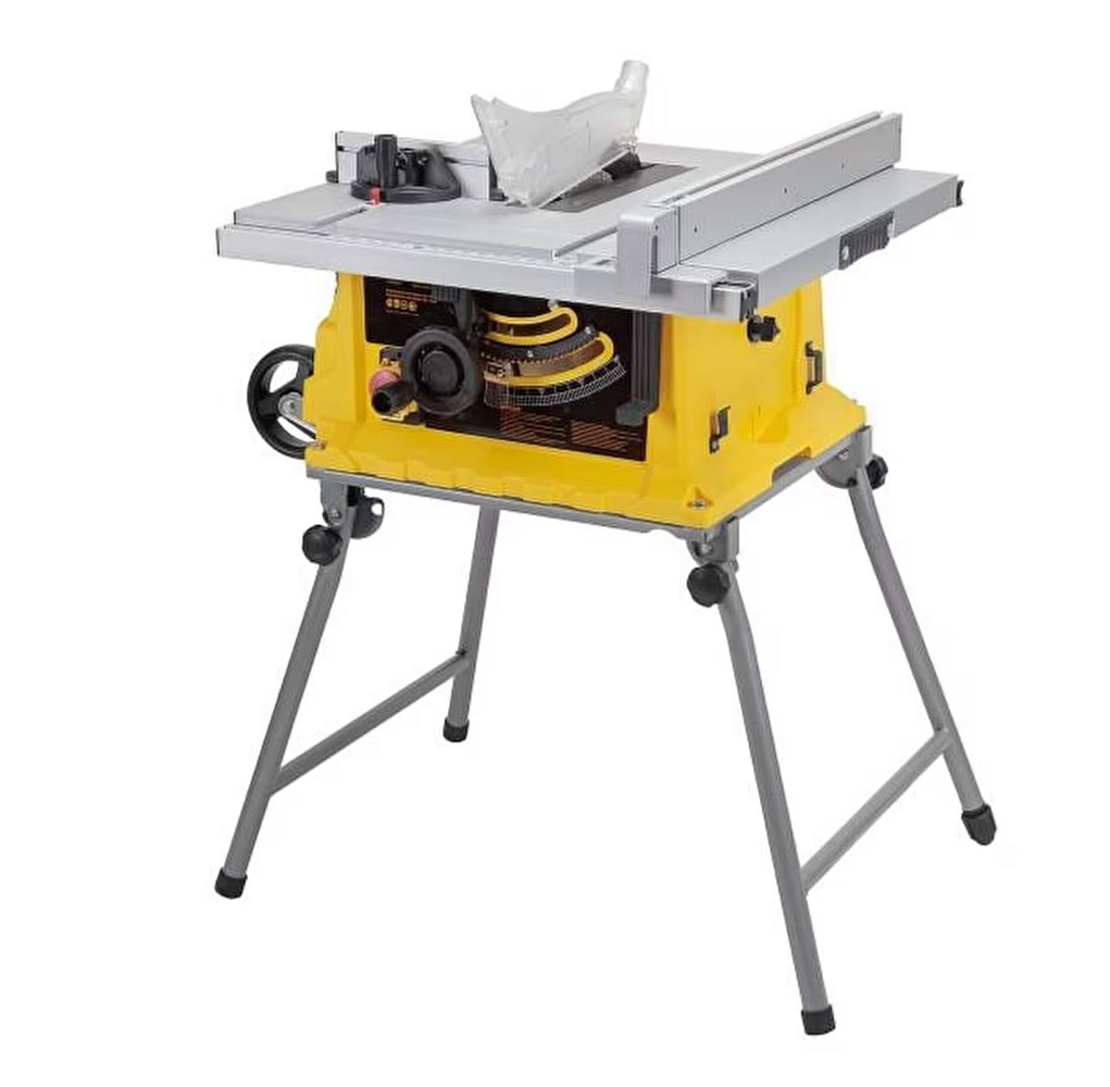 Gümüş tabla ve metal ayaklı, sarı tezgah testeresi stand üzerinde.