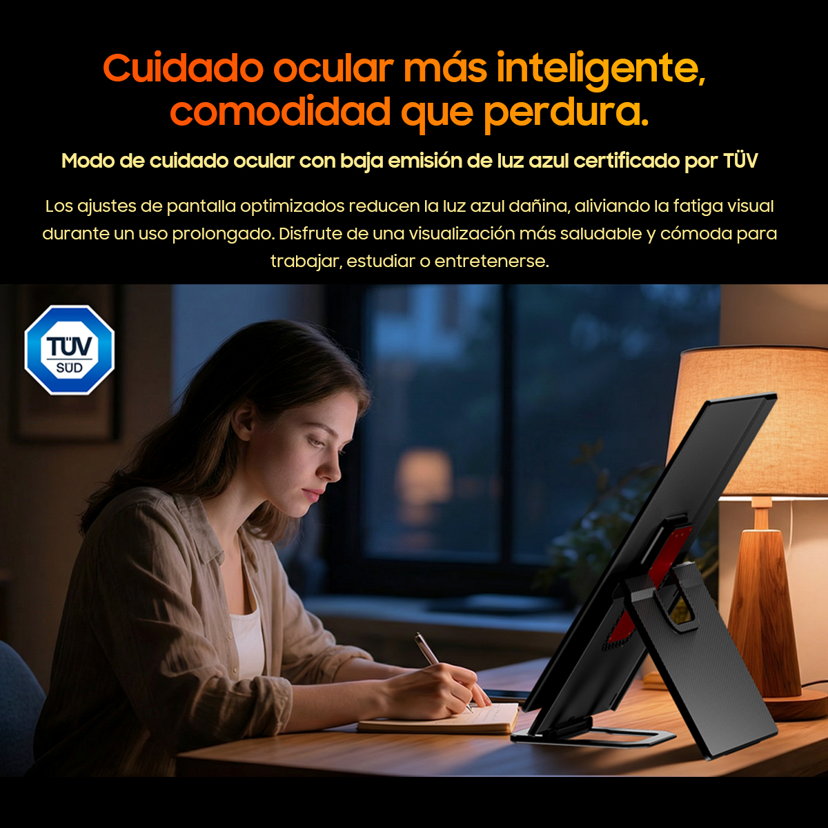 Una mujer escribe en un cuaderno, se ve un monitor en un soporte y una lámpara.