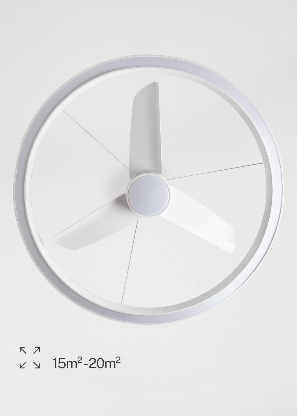 Luz blanca de ventilador de techo con tres aspas y un anillo LED.