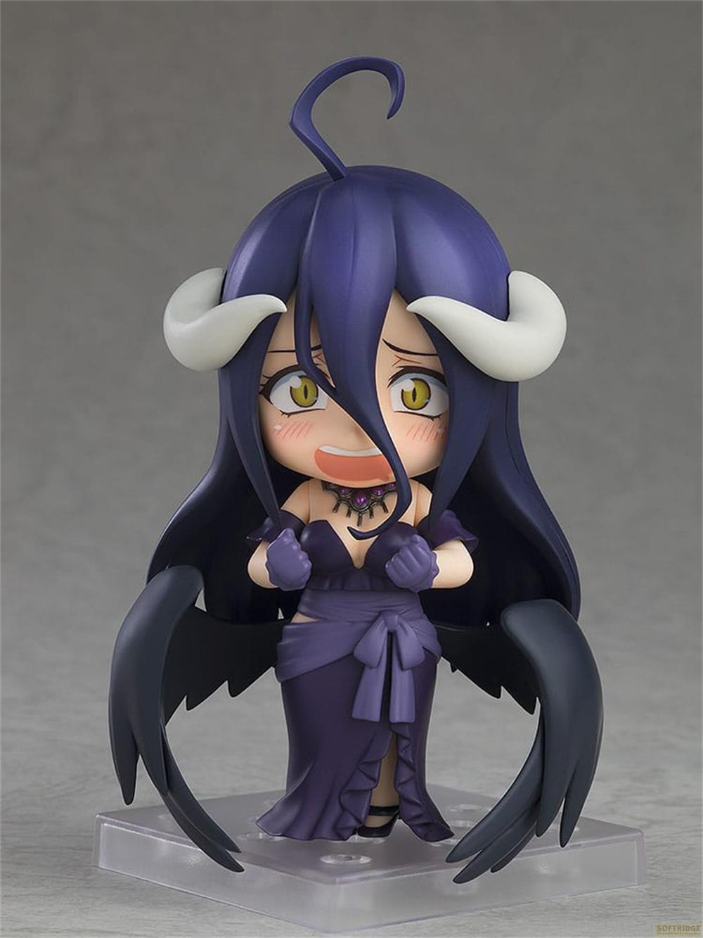 Eine Figur mit lila Haar, Hörnern und schwarzen Flügeln in einem lila Kleid.