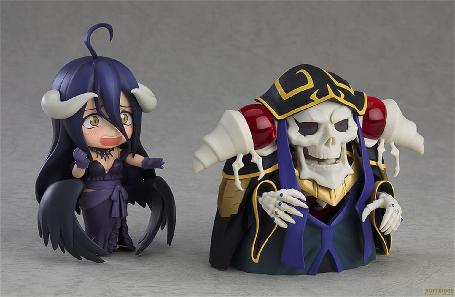 Zwei Anime-Figuren: eine dunkle Fee mit Flügeln und ein Skelett in Roben.