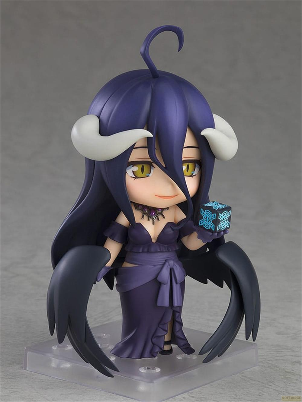 Eine Figur mit lila Haar, Hörnern, Flügeln und einem lila Kleid hält einen Würfel.