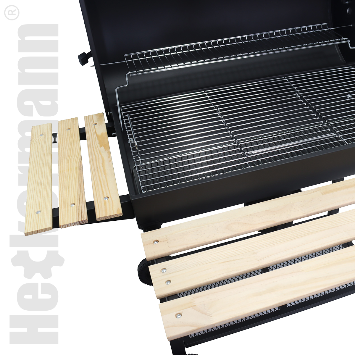 Czarny grill z drewnianymi stolikami bocznymi i dwoma metalowymi rusztami.