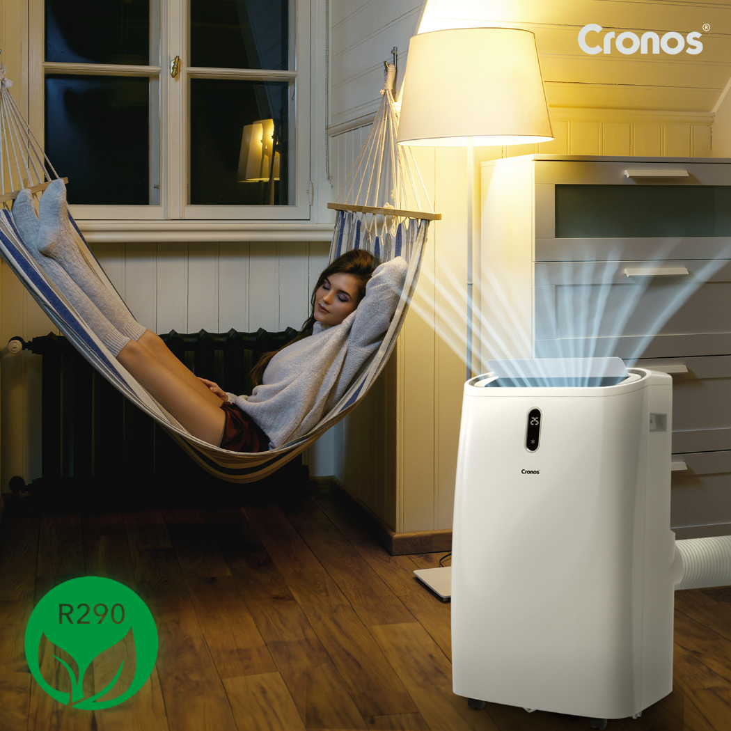 Kobieta relaksuje się w hamaku, podczas gdy przenośny klimatyzator dmucha chłodnym powietrzem.