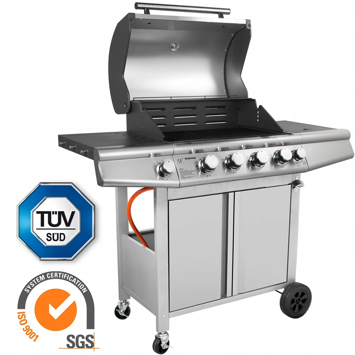 Srebrny grill gazowy z otwartą pokrywą stoi na kółkach. Po lewej logo certyfikacji.