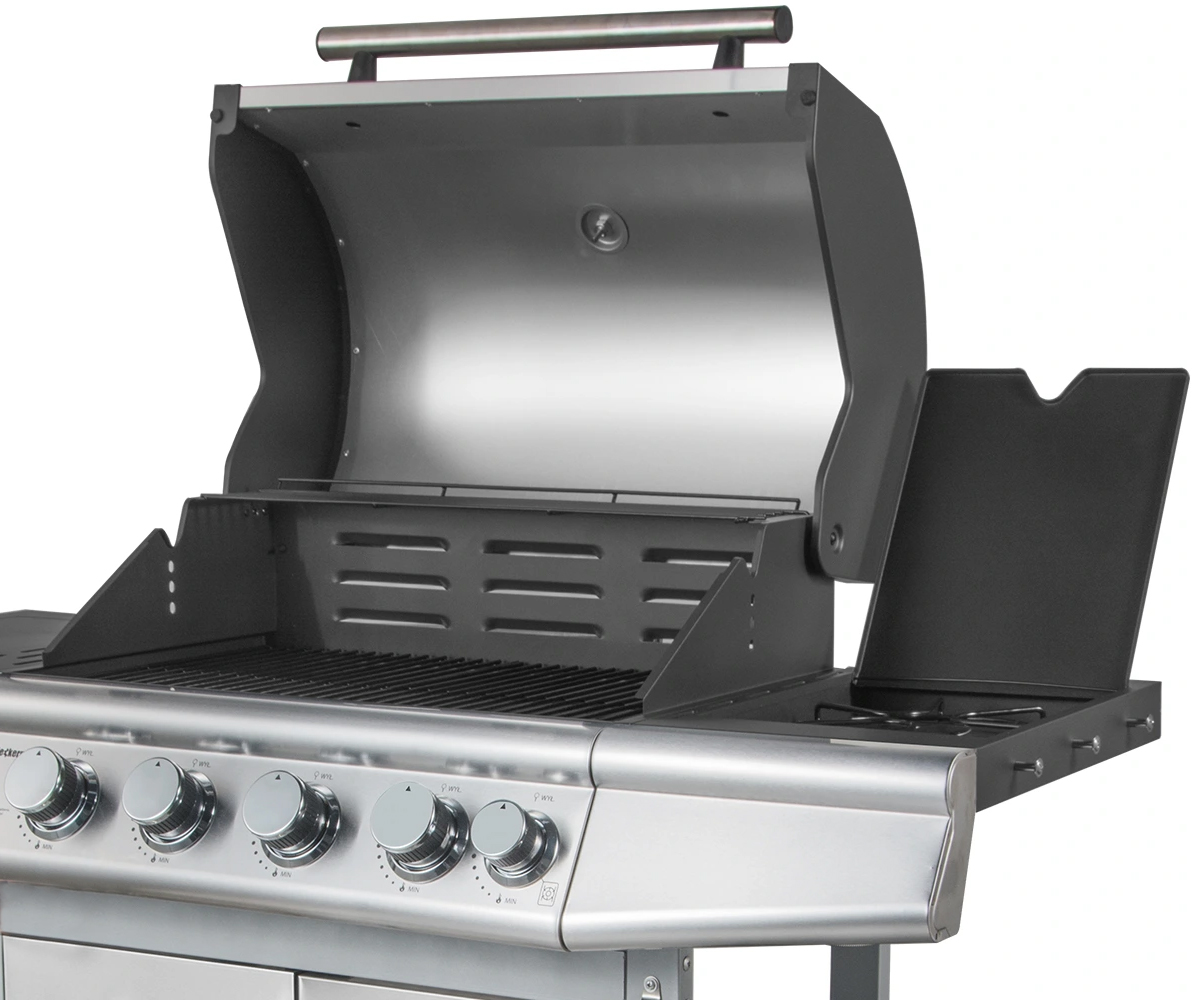 Otwarty grill ze stali nierdzewnej z pięcioma pokrętłami i palnikiem bocznym.