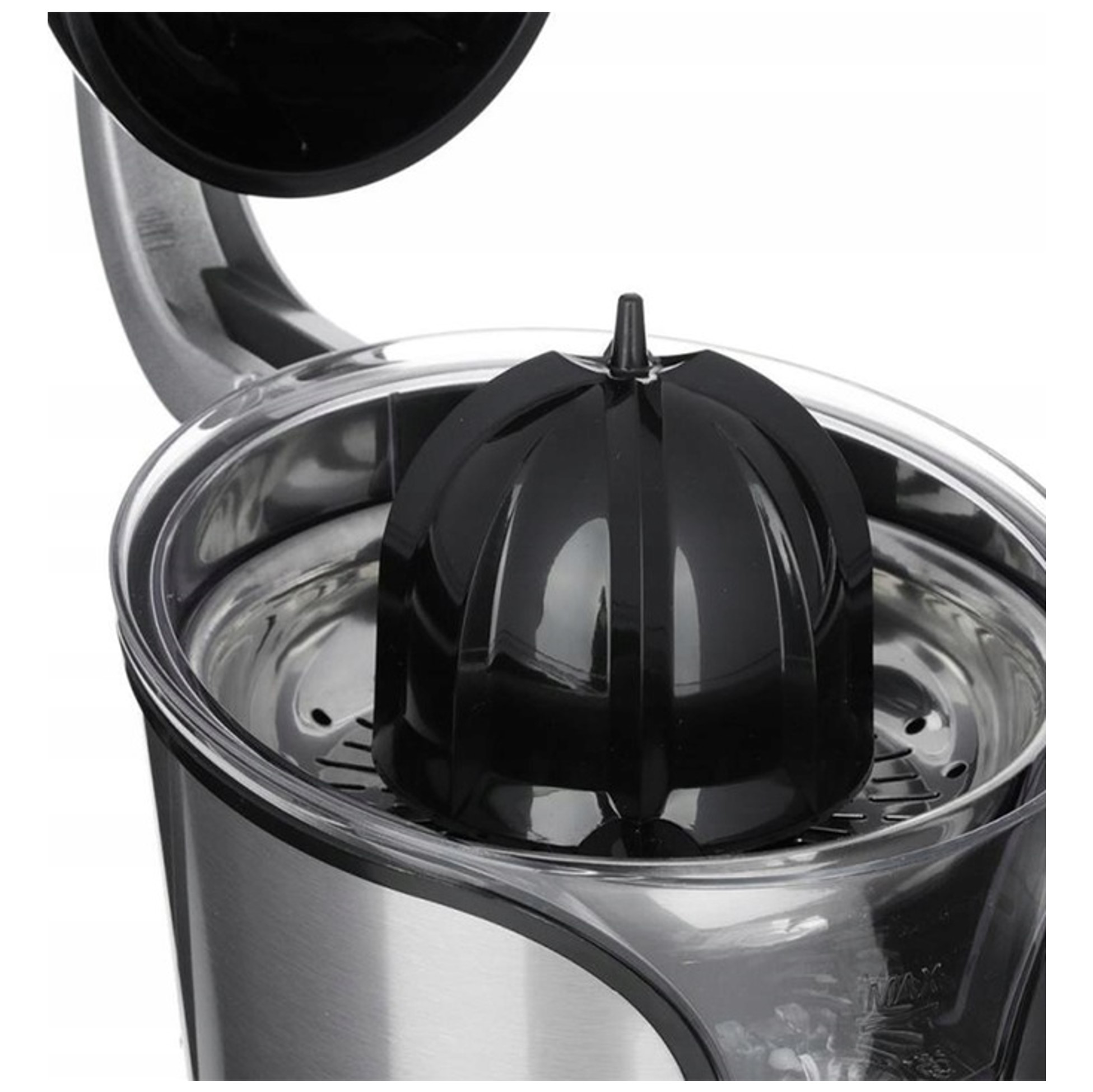 Czarny, prążkowany element wyciskarki do cytrusów znajduje się w przezroczystym pojemniku nad metalową wkładką.