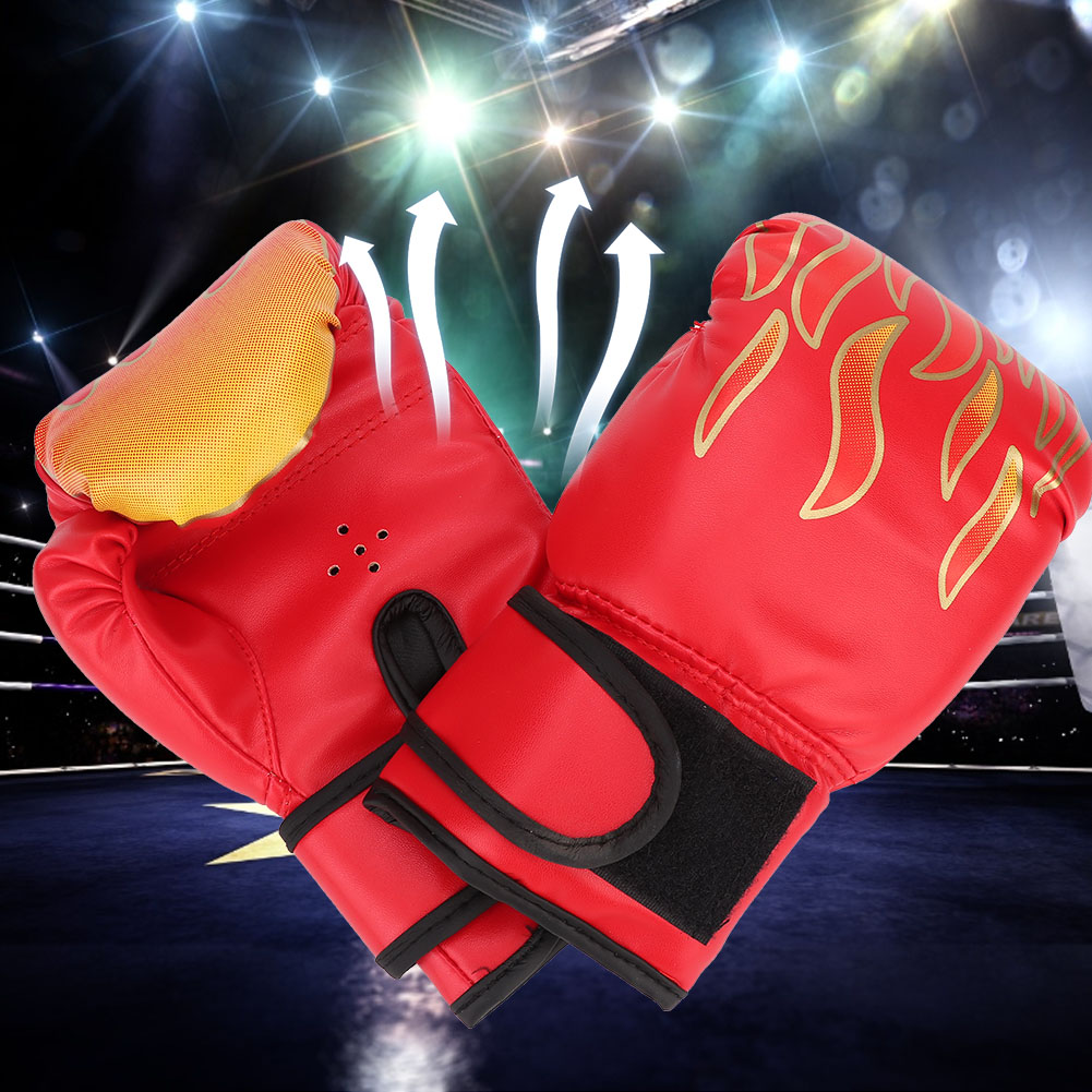 Rote Boxhandschuhe mit goldenen Flammen vor unscharfem Boxring-Hintergrund.