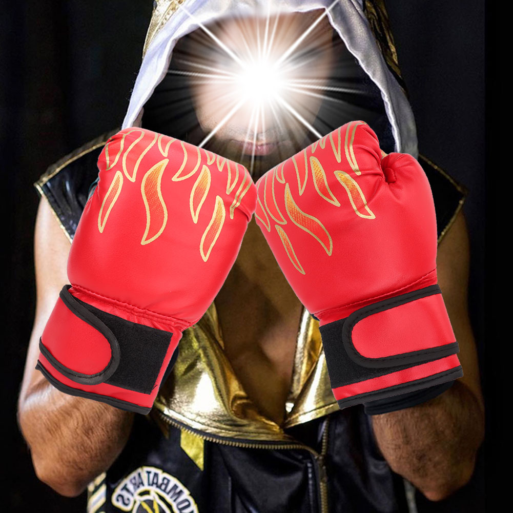 Rote Boxhandschuhe mit Flammenmuster vor einem Kämpfer mit Kapuze und leuchtendem Gesicht.
