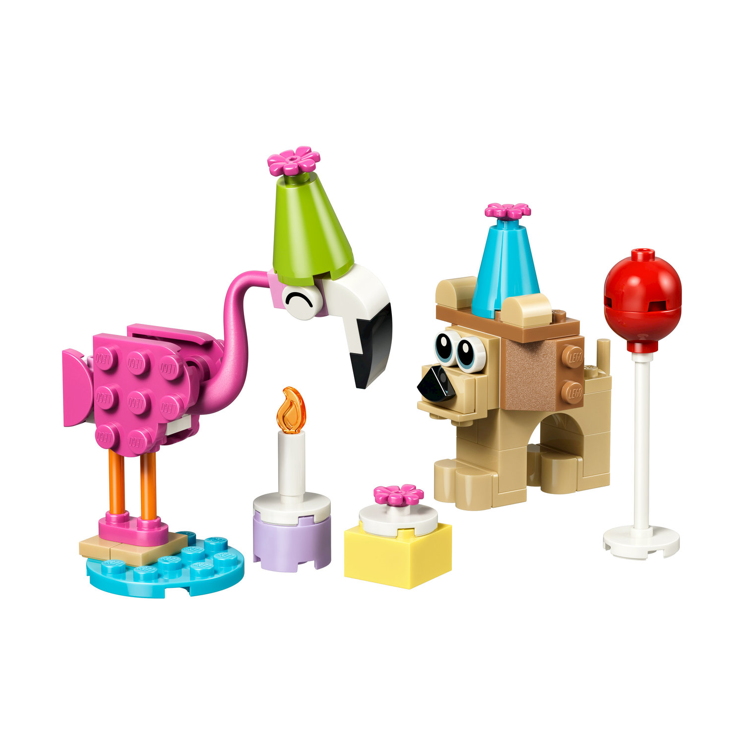 Lego flaming i pies w czapkach imprezowych, ze świecą i czerwoną kulą.