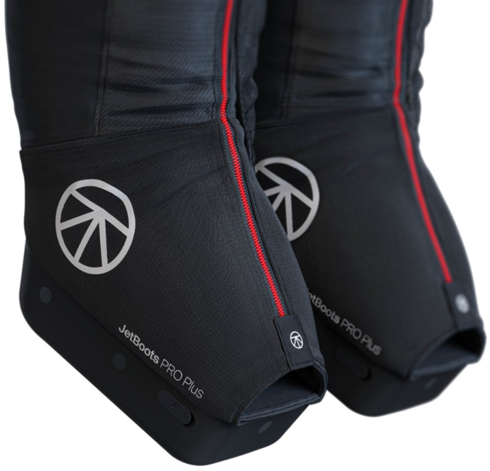 Czarne buty z czerwonym zamkiem i białym logo. 