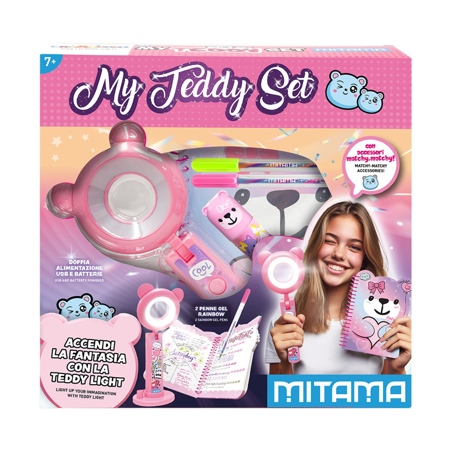 Ein Mädchen hält ein Notizbuch und eine Lampe, die Set-Verpackung ist im Hintergrund.