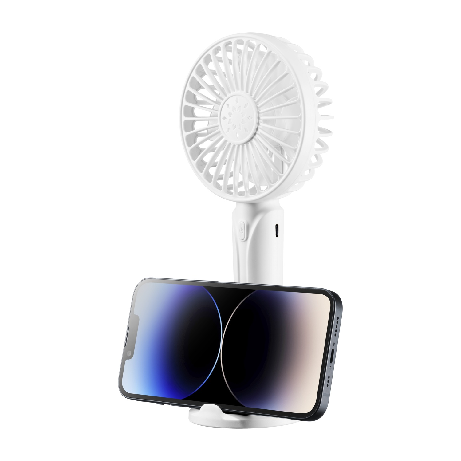 Un ventilatore bianco portatile si erge su un supporto che tiene uno smartphone.