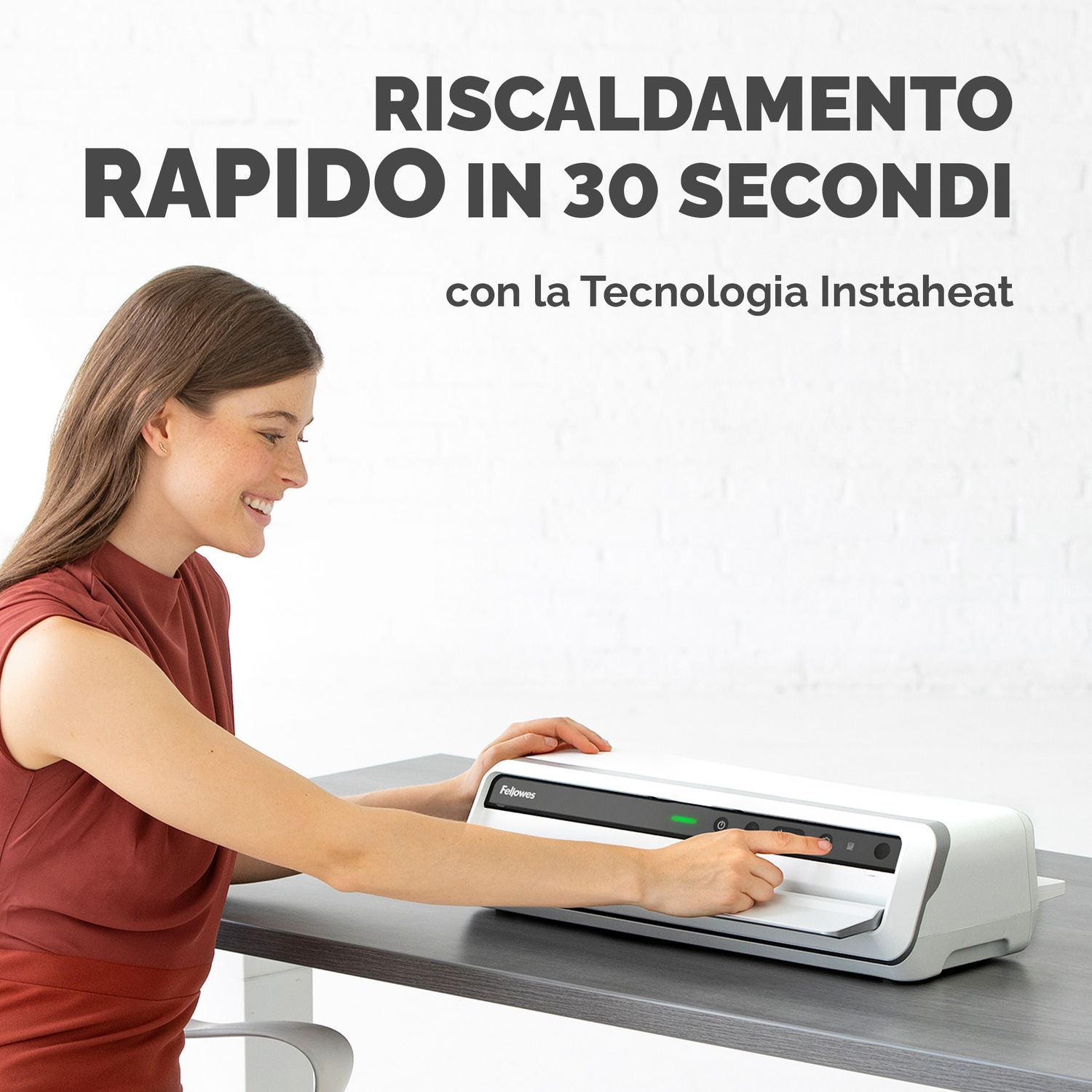 Frau bedient einen weißen Laminator, der auf einem Tisch steht.