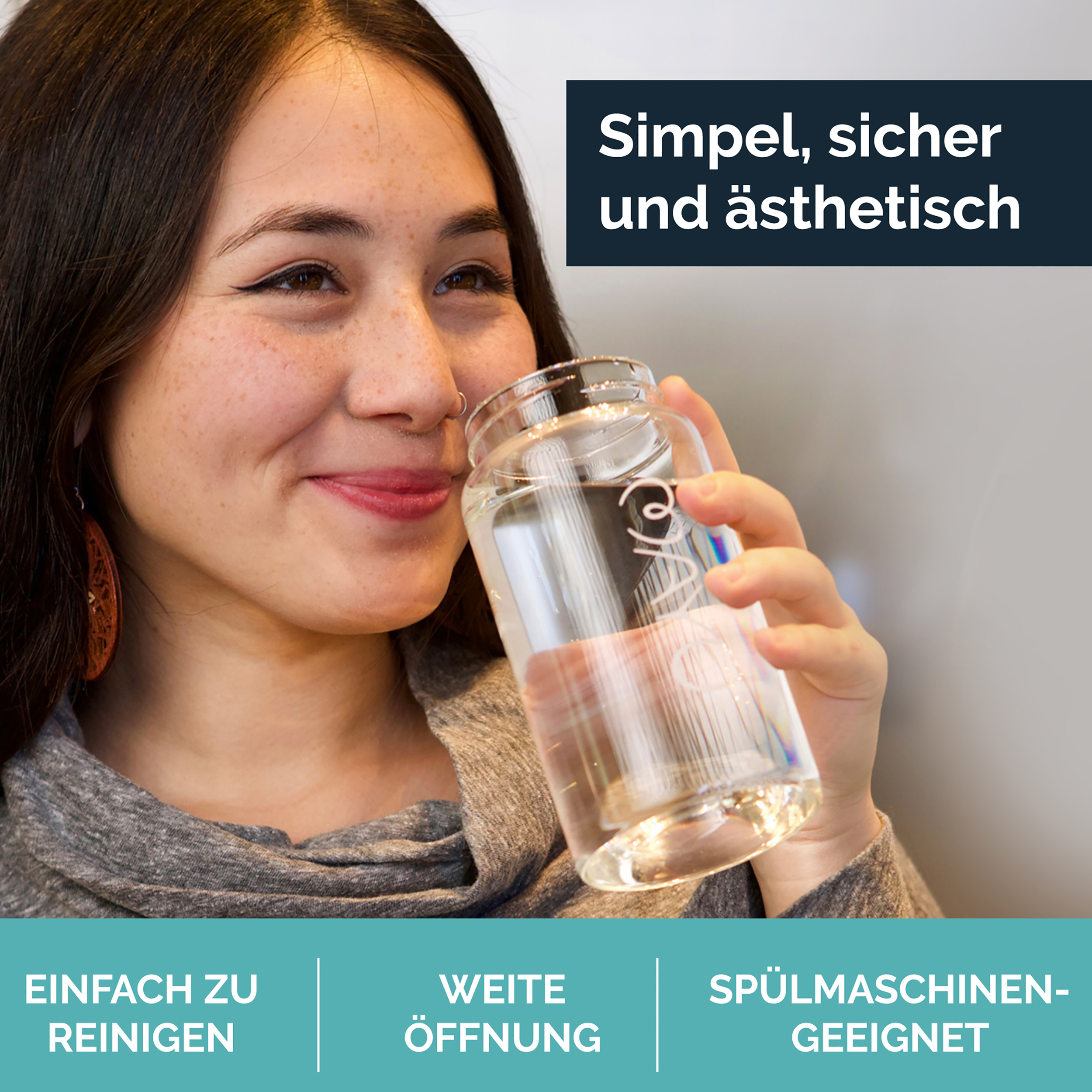 Frau trinkt aus Glasflasche mit Text. Einfach zu reinigen, Weite Öffnung, Spülmaschinen-geeignet.