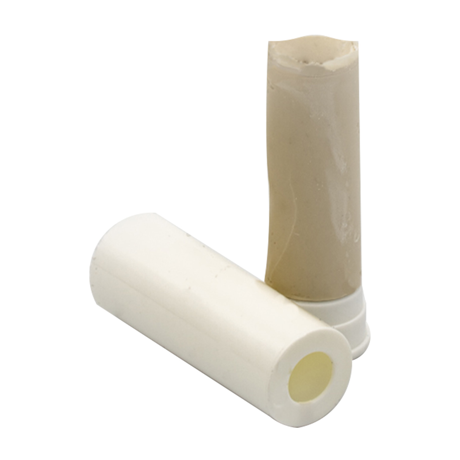 Zwei zylindrische Objekte, eins weiß, eins beige, auf weißem Hintergrund.