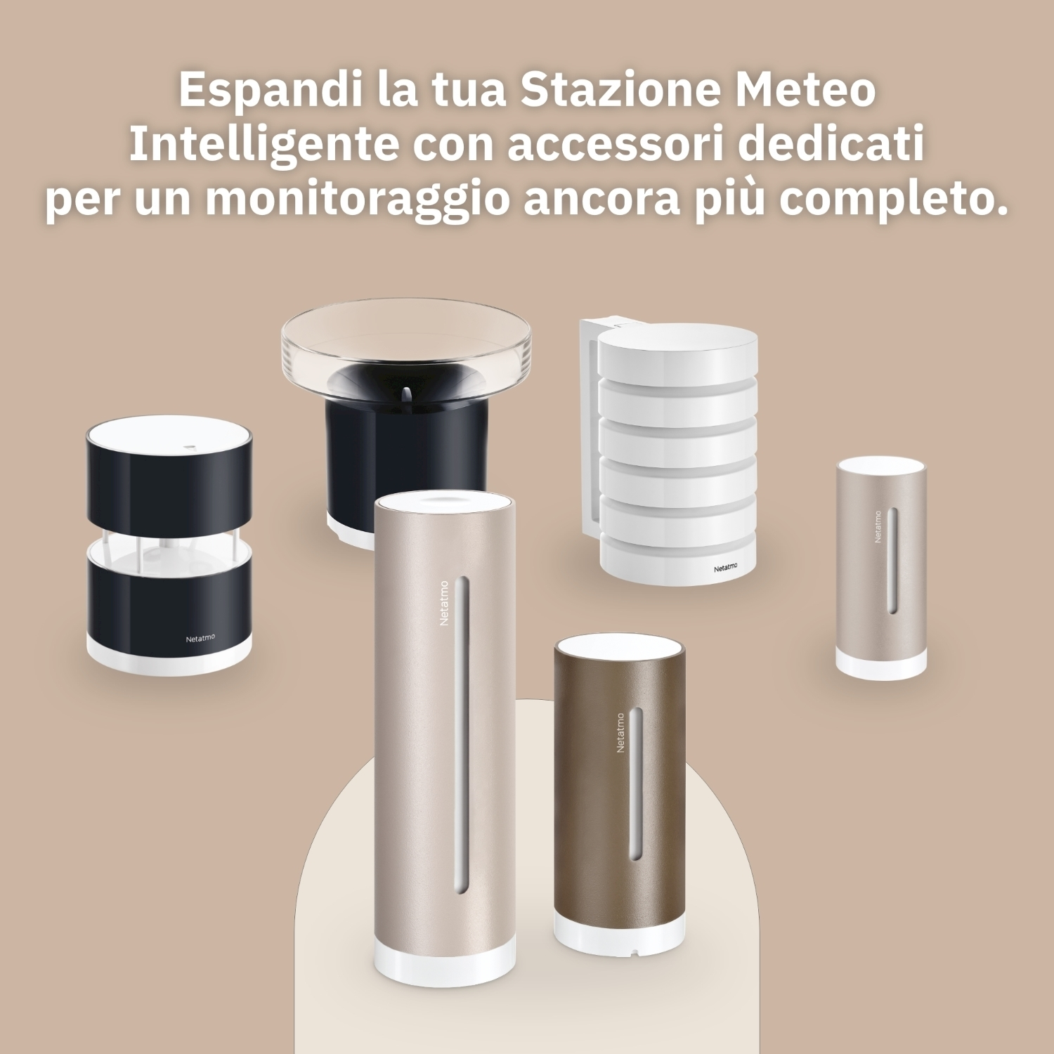 Fünf Netatmo-Wetterstationen in verschiedenen Farben und Formen auf beigefarbenem Hintergrund.