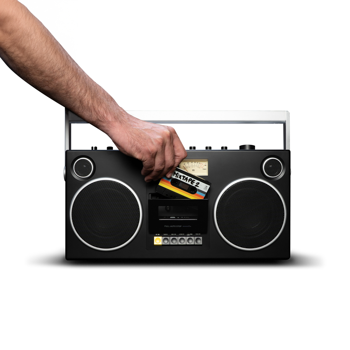 Eine Hand steckt eine Kassette in einen schwarzen Boombox-Rekorder.