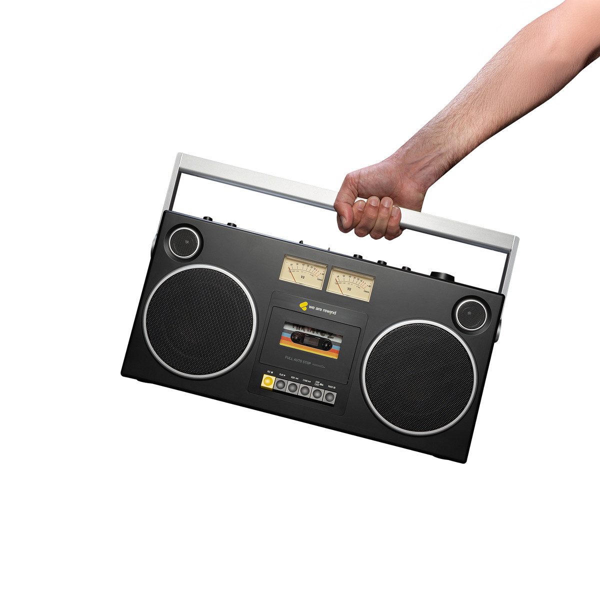 Eine Hand hält einen schwarzen Ghettoblaster mit Kassettendeck und VU-Metern.
