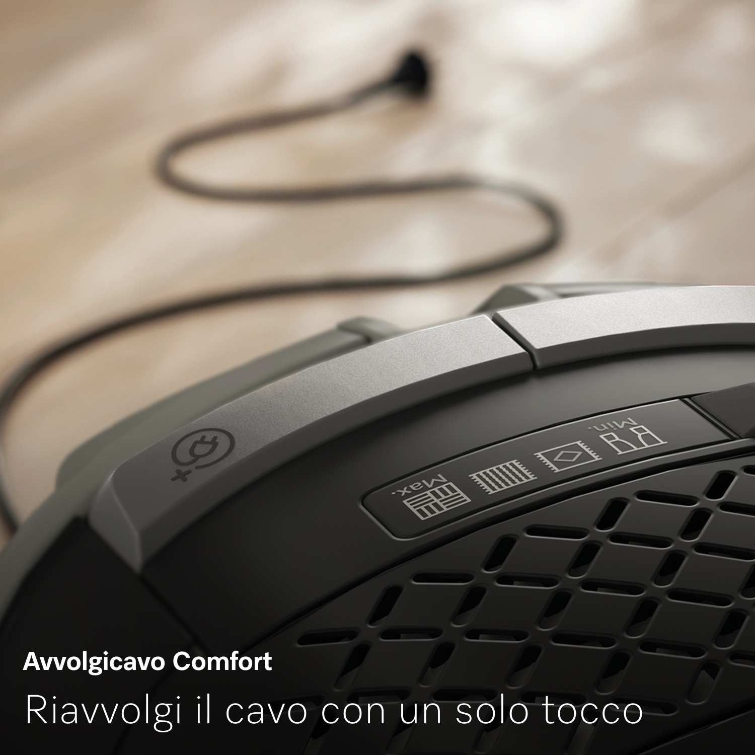 Particolare di un mouse nero con cavo su un pavimento in legno.