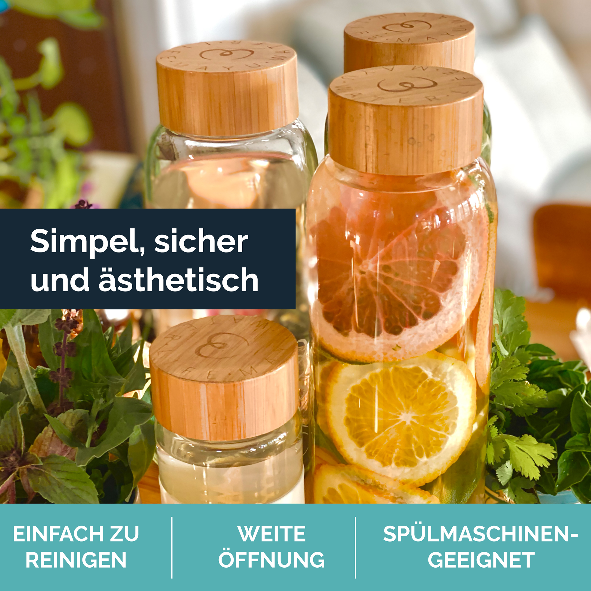 Glasflaschen mit Fruchtscheiben und Kräutern, Holzböden.