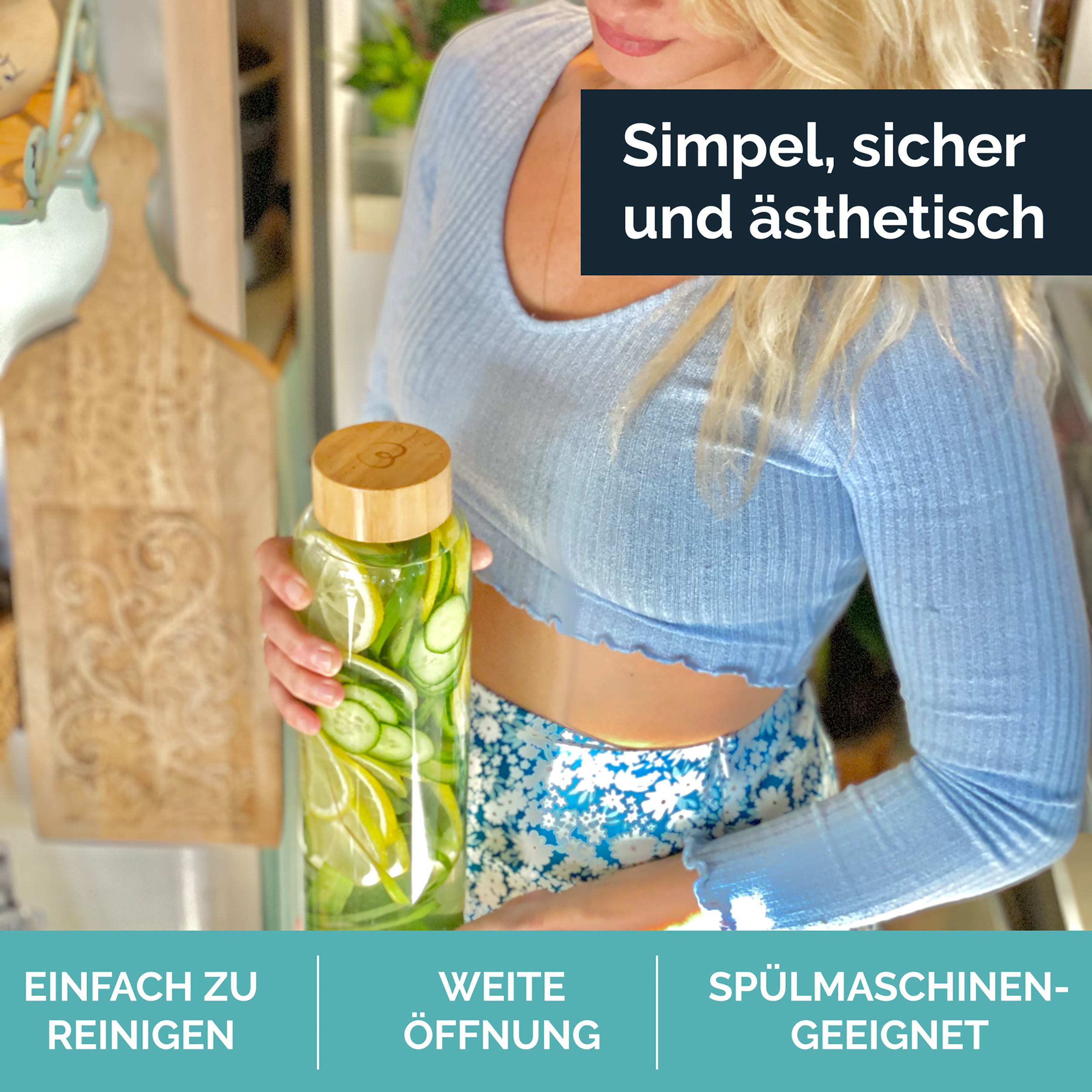 Frau hält Glasflasche mit Zitrone und Gurke. "Einfach zu reinigen".