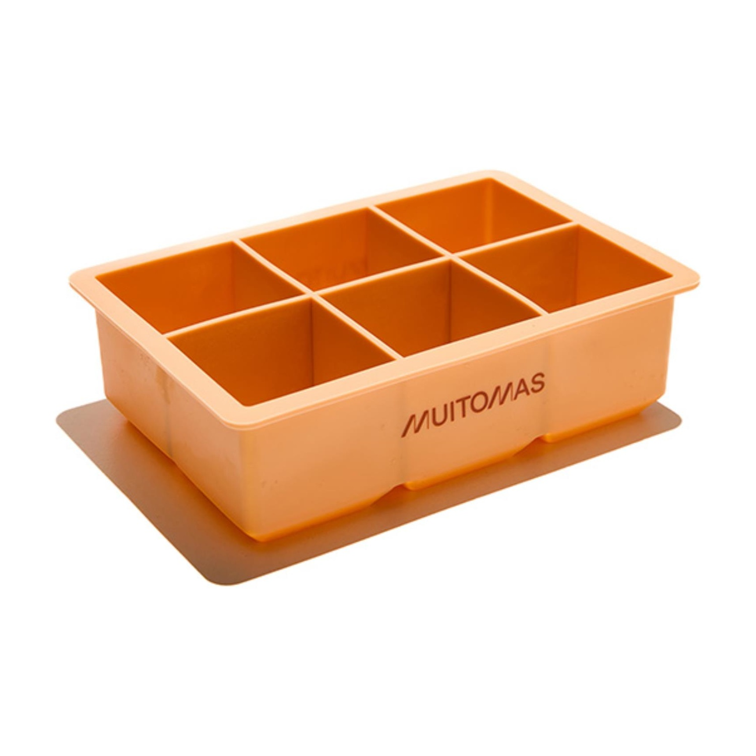 Una vaschetta per cubetti di ghiaccio in silicone arancione.