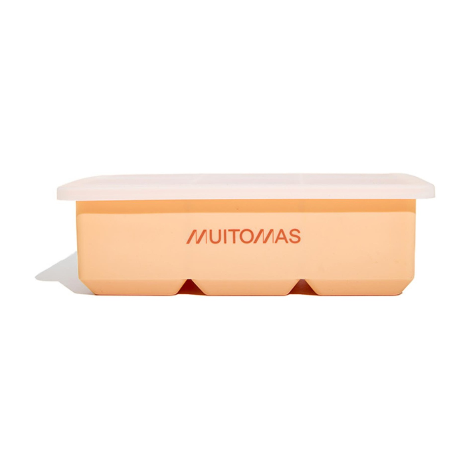 Una vaschetta per cubetti di ghiaccio color pesca con coperchio bianco e logo.