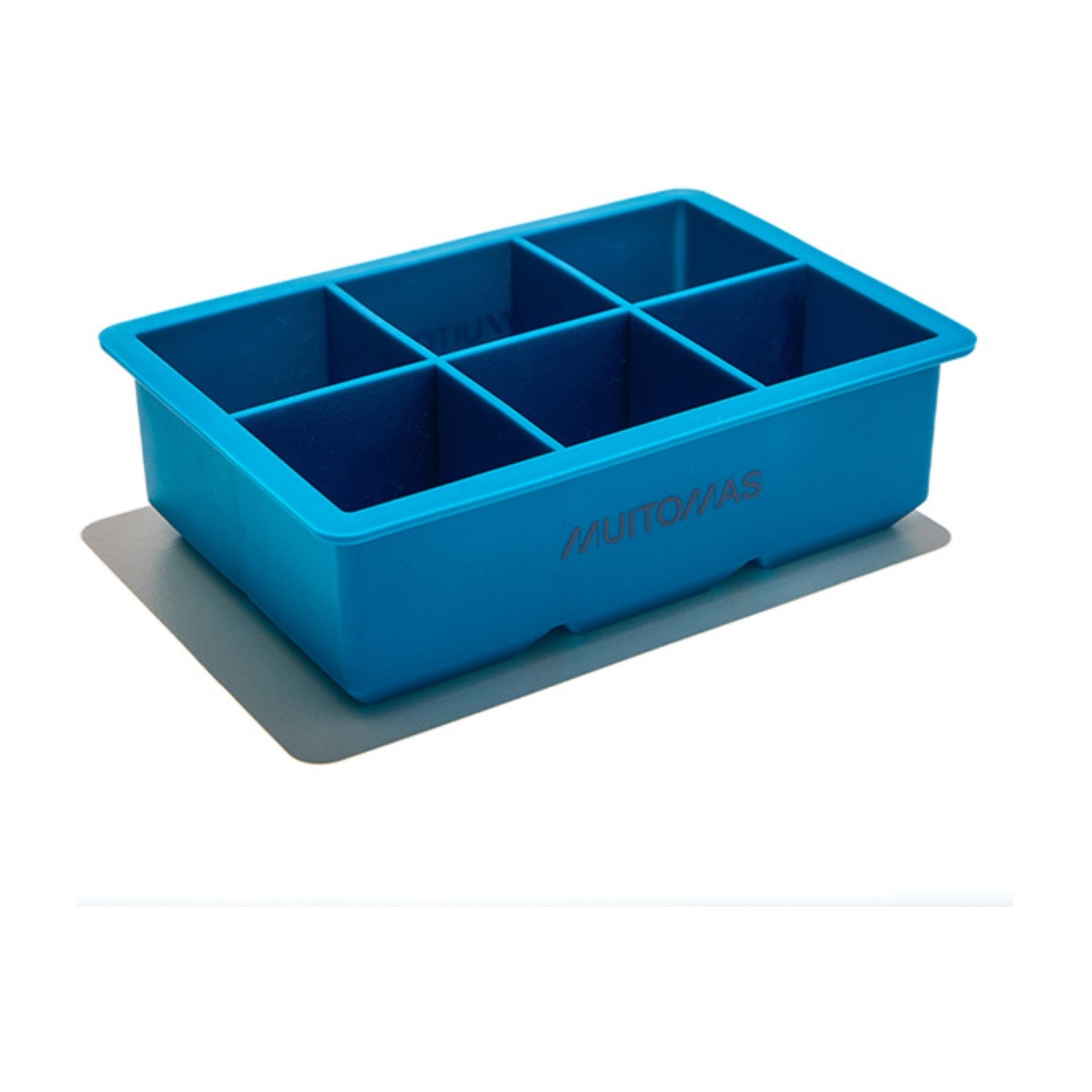 Una vaschetta per cubetti di ghiaccio blu con sei scomparti, su sfondo bianco.