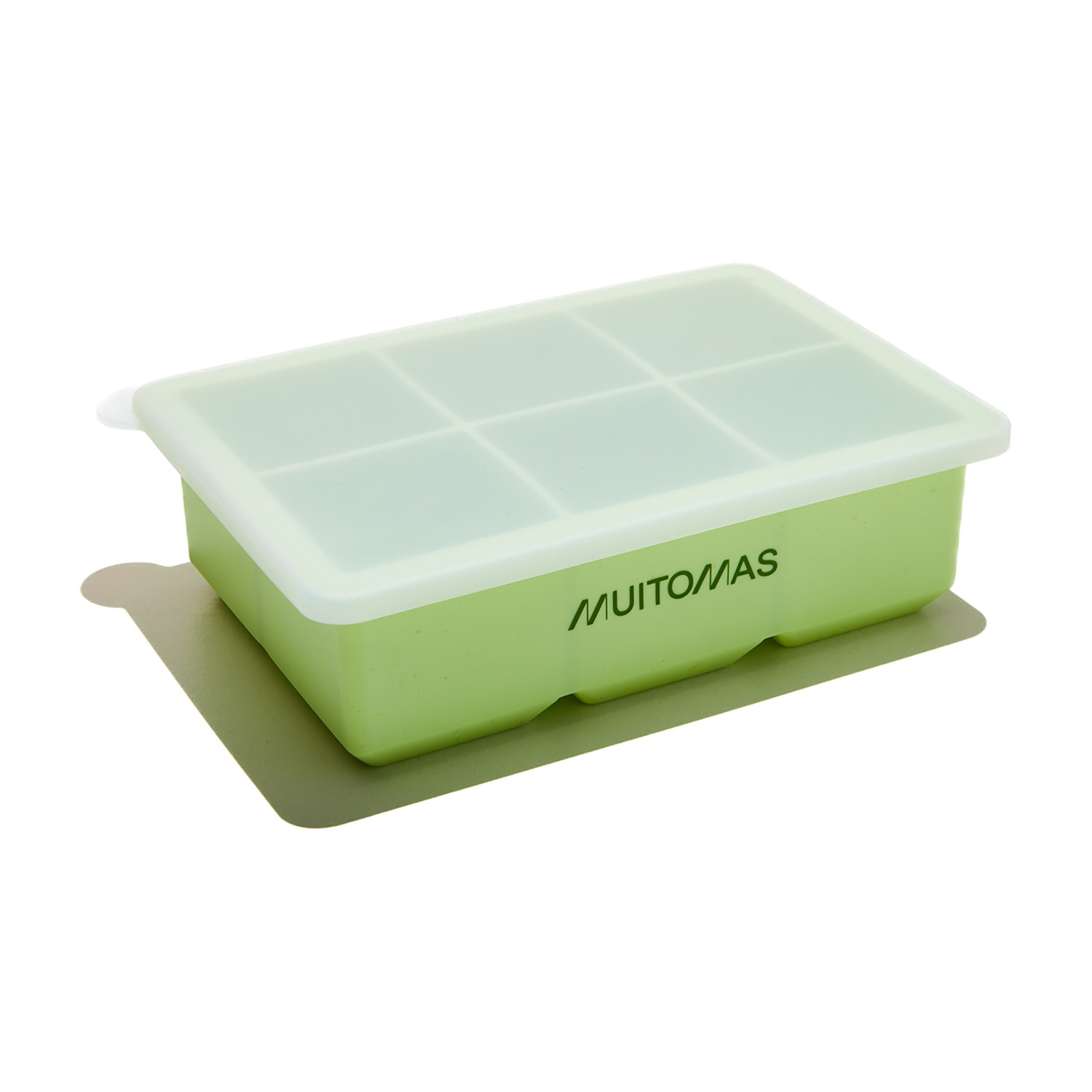 Una vaschetta per cubetti di ghiaccio verde con sei scomparti e coperchio.