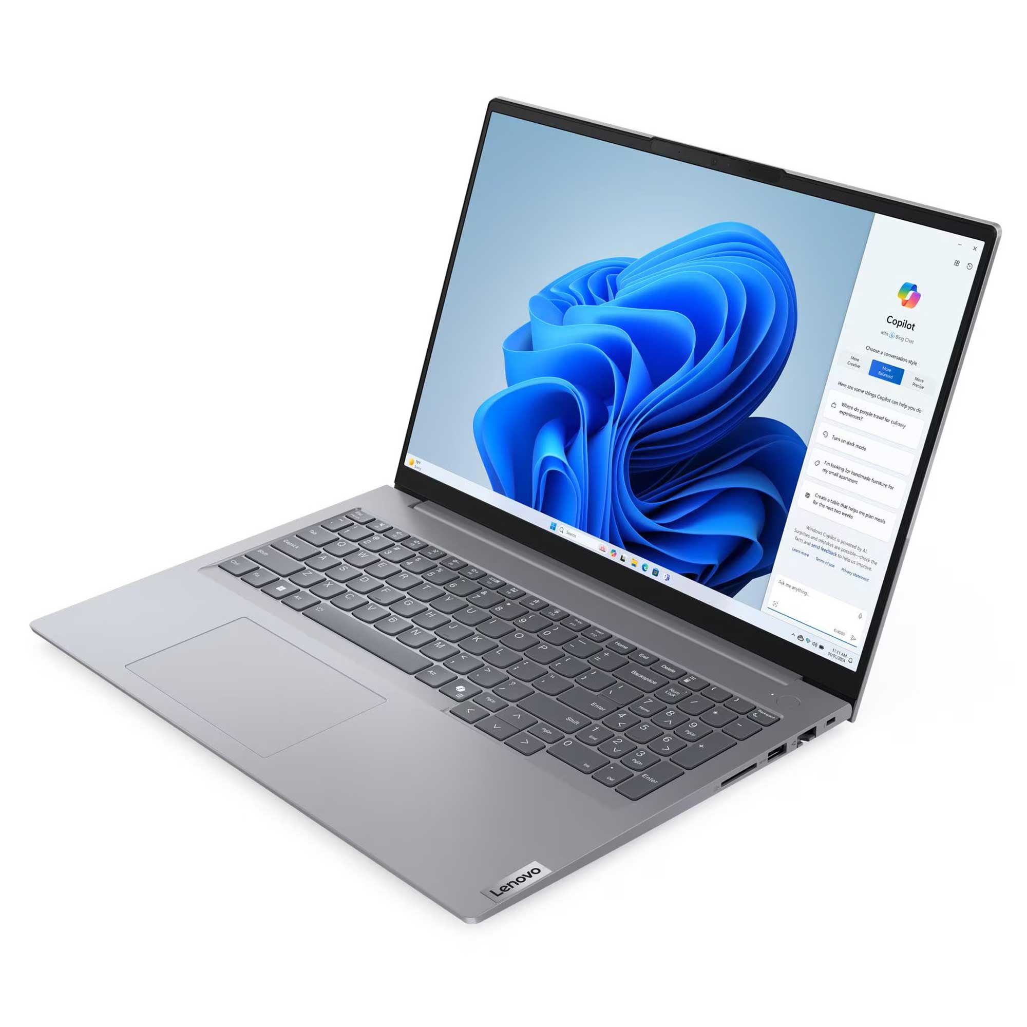 Gümüş renkli Lenovo dizüstü bilgisayar, mavi soyut arka plan ve Copilot penceresi gösteriyor.
