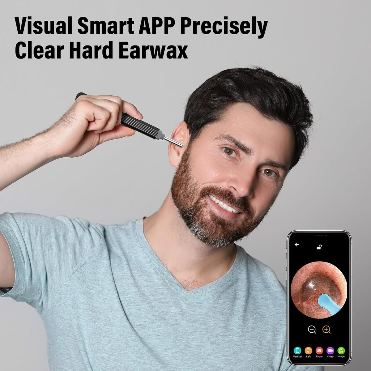 Hombre con barba oscura usa una herramienta de limpieza de oídos mientras una app en el móvil muestra el interior del oído.