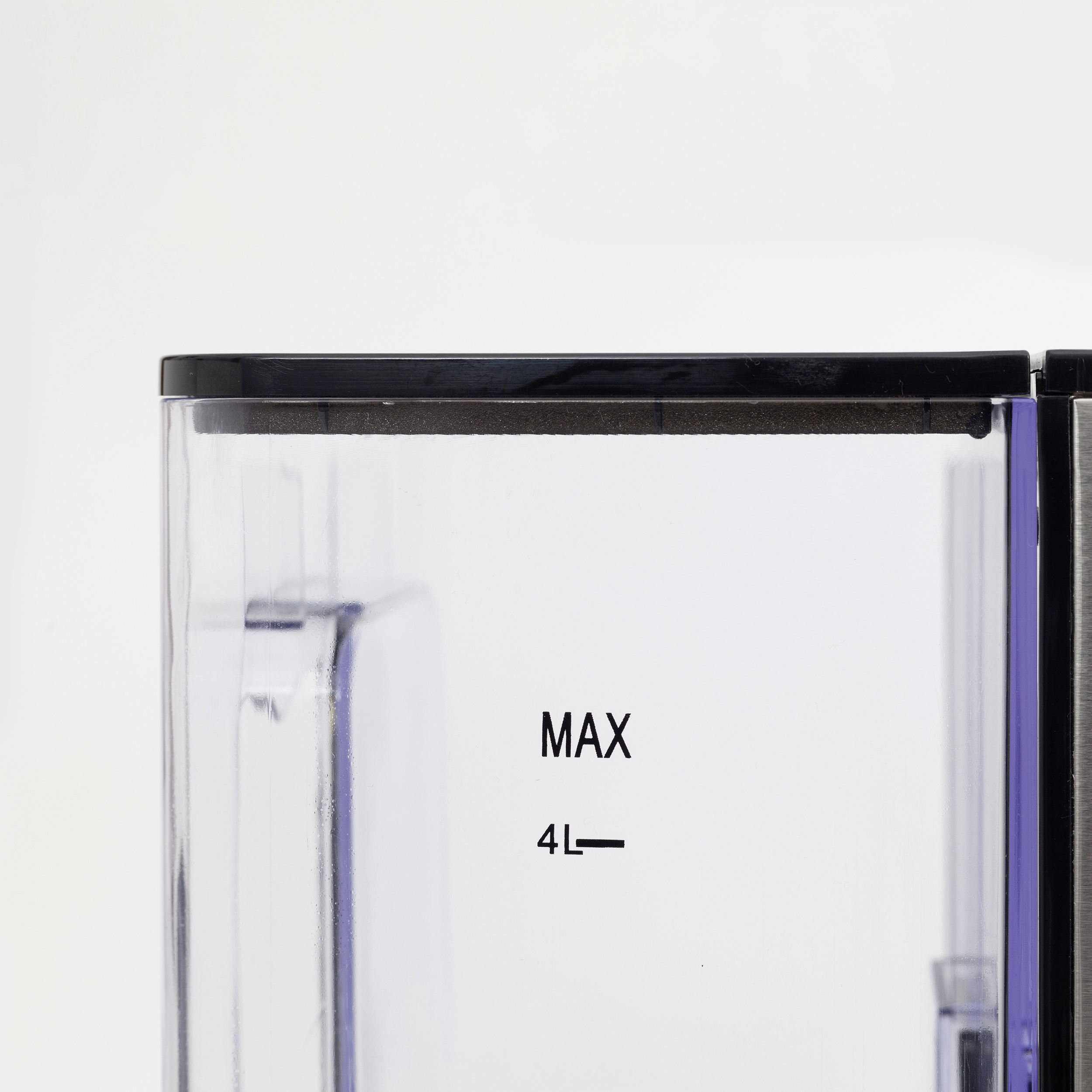 Ein klarer Behälter mit schwarzem Deckel und Markierungen für MAX und 4L.