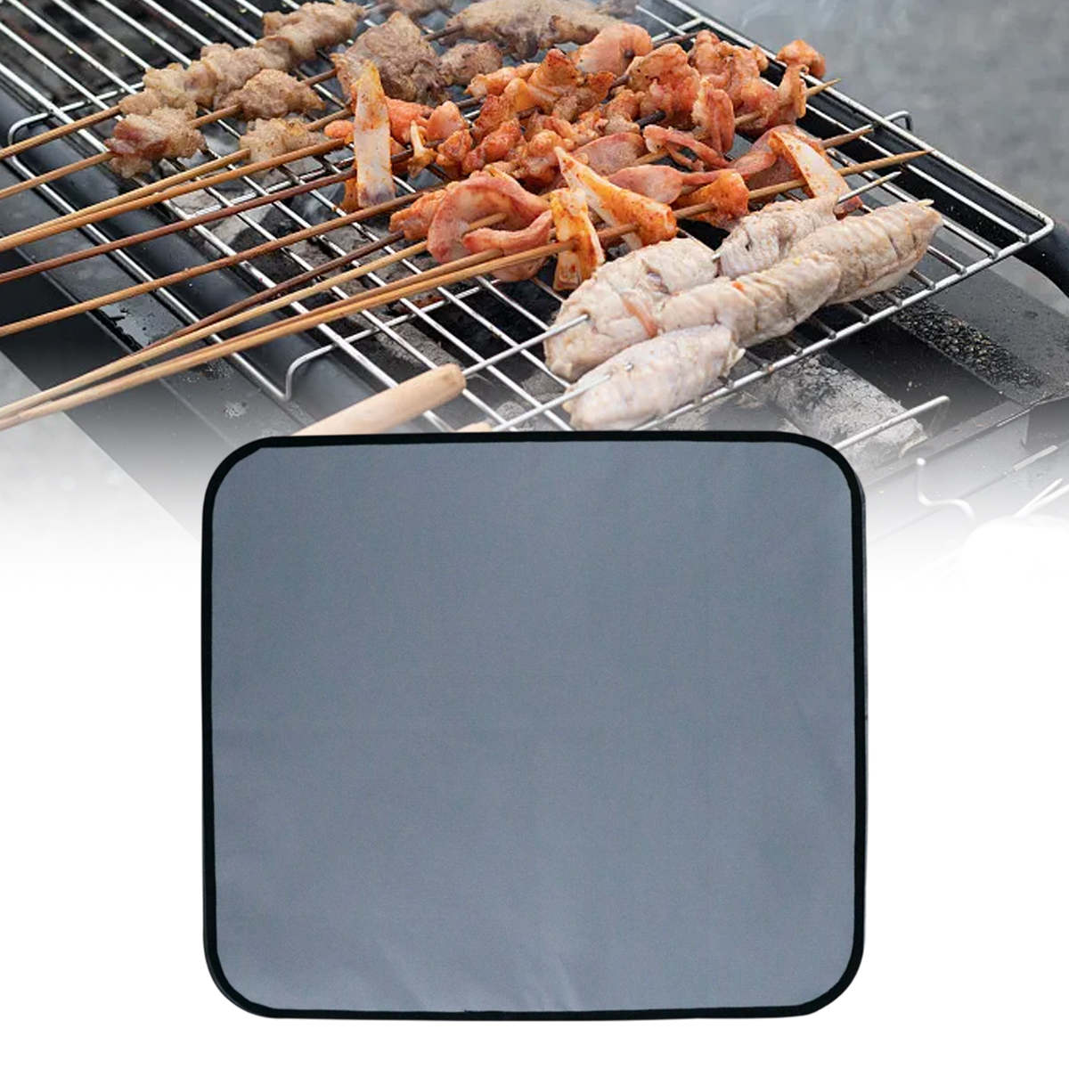 Fleischspieße und Hähnchenteile auf einem Grillrost, darunter eine graue Matte.