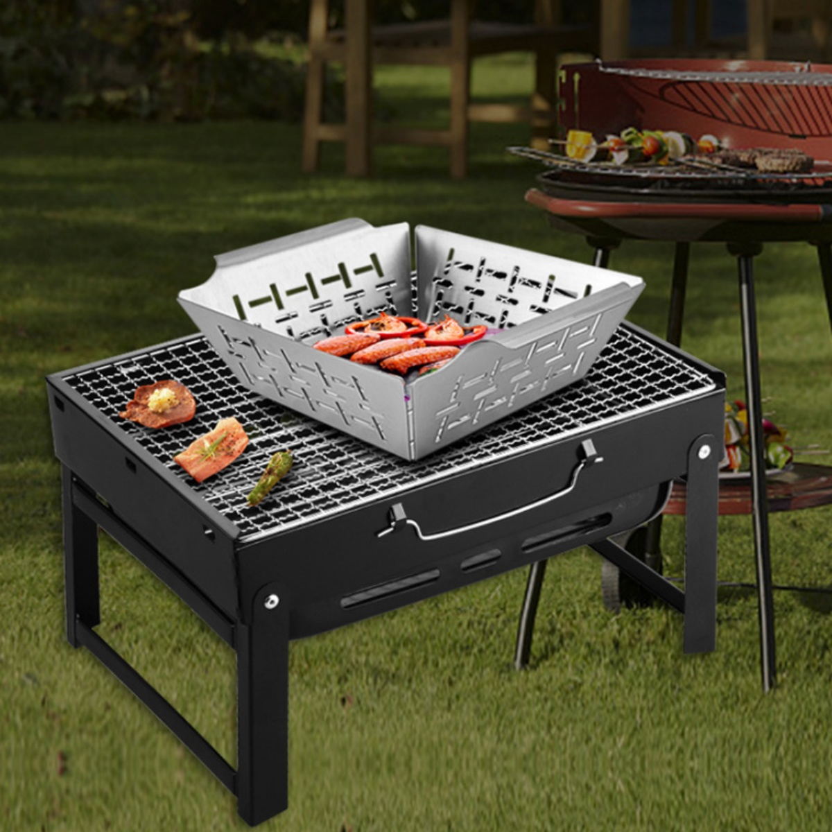 Ein Grillkorb mit Wurst und Paprika auf einem Holzkohlegrill im Freien.