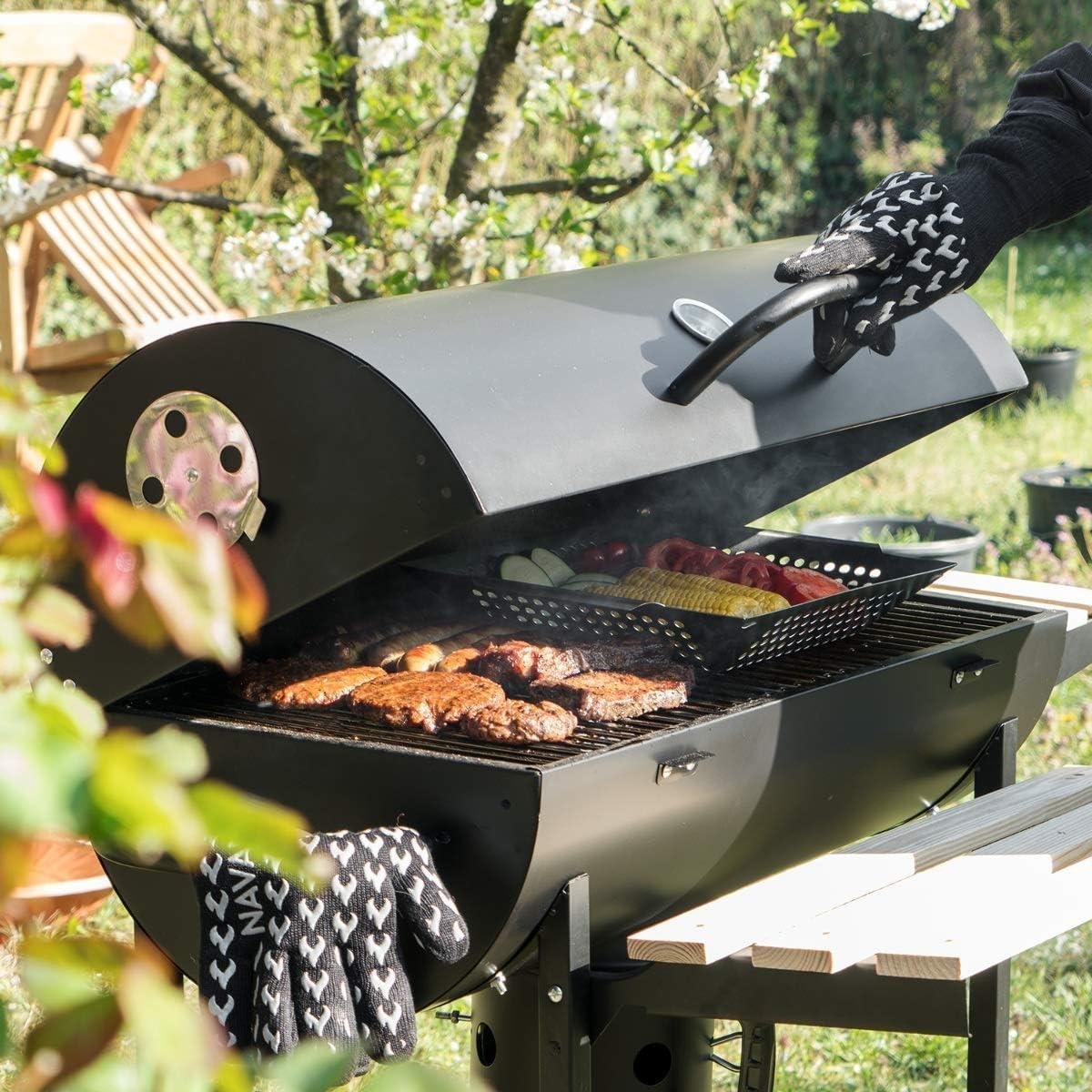 Ein Grill mit Burgern und Gemüse wird im Freien zubereitet.