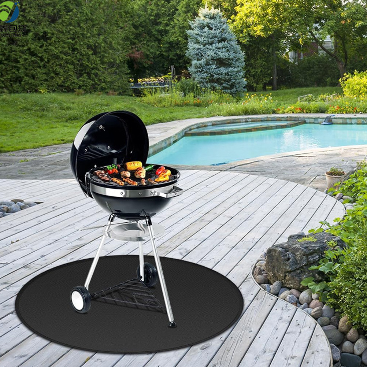 Ein Grill mit Essen steht auf einer Holzterrasse neben einem Pool.