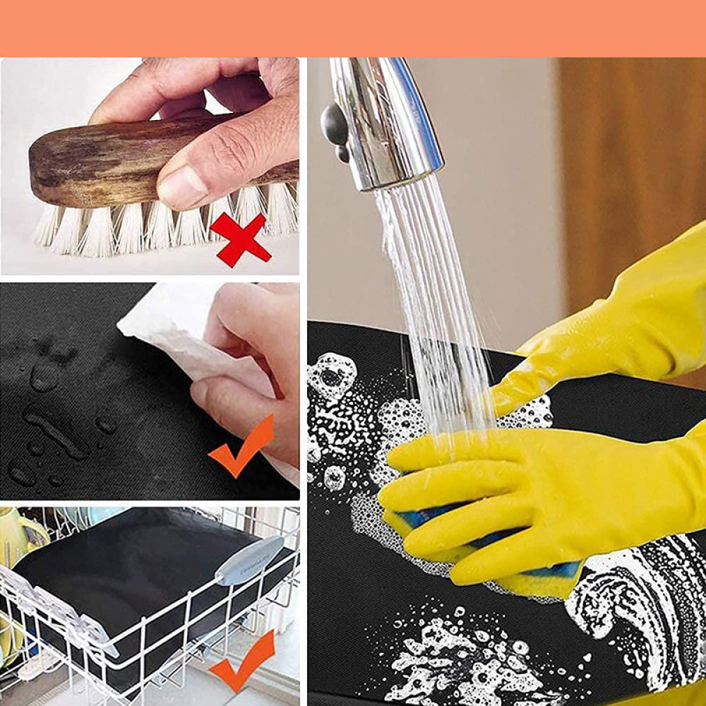 Gelbe Handschuhe reinigen schwarze Matte unter fließendem Wasser in der Spüle.