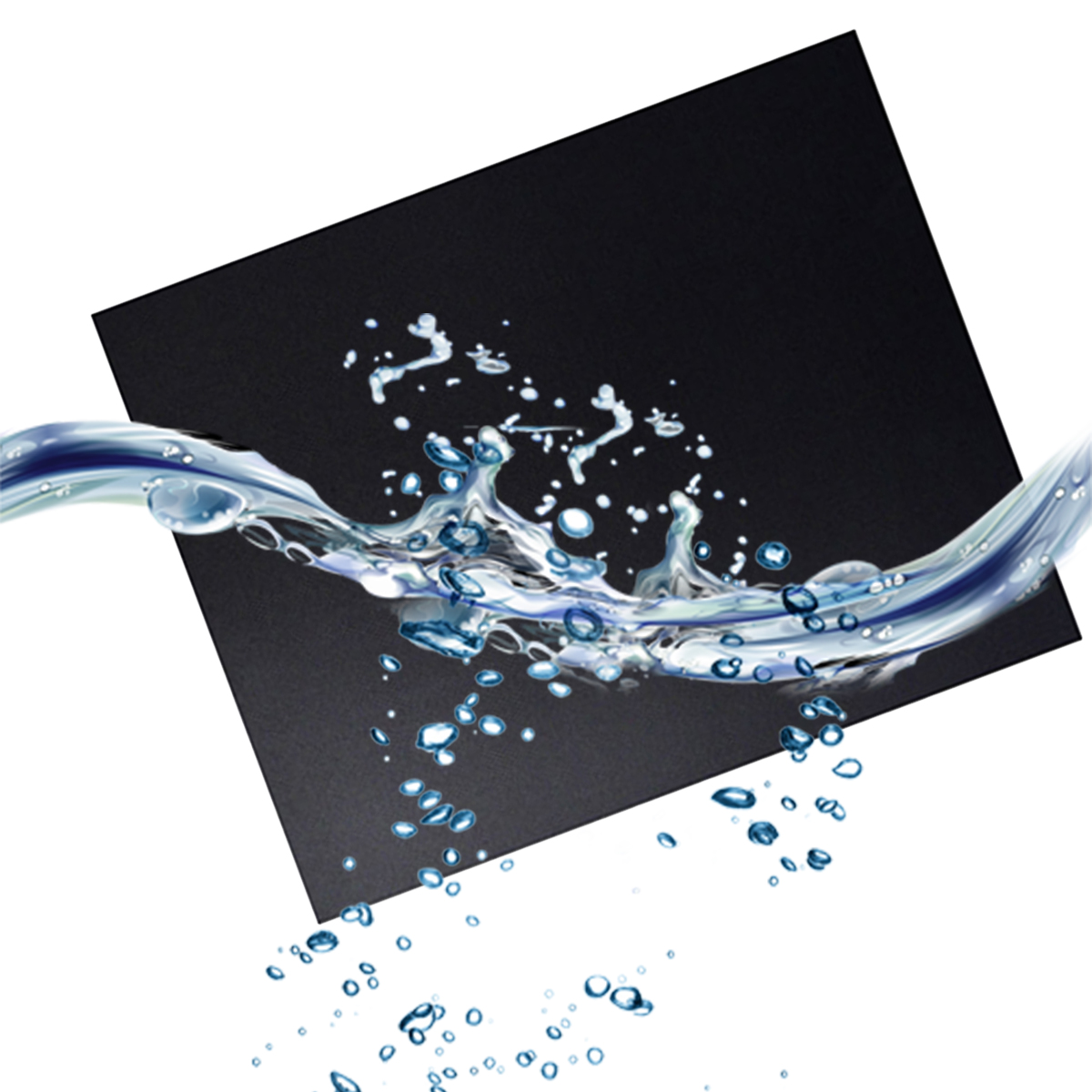 Wasser spritzt über ein schwarzes Quadrat auf weißem Hintergrund.