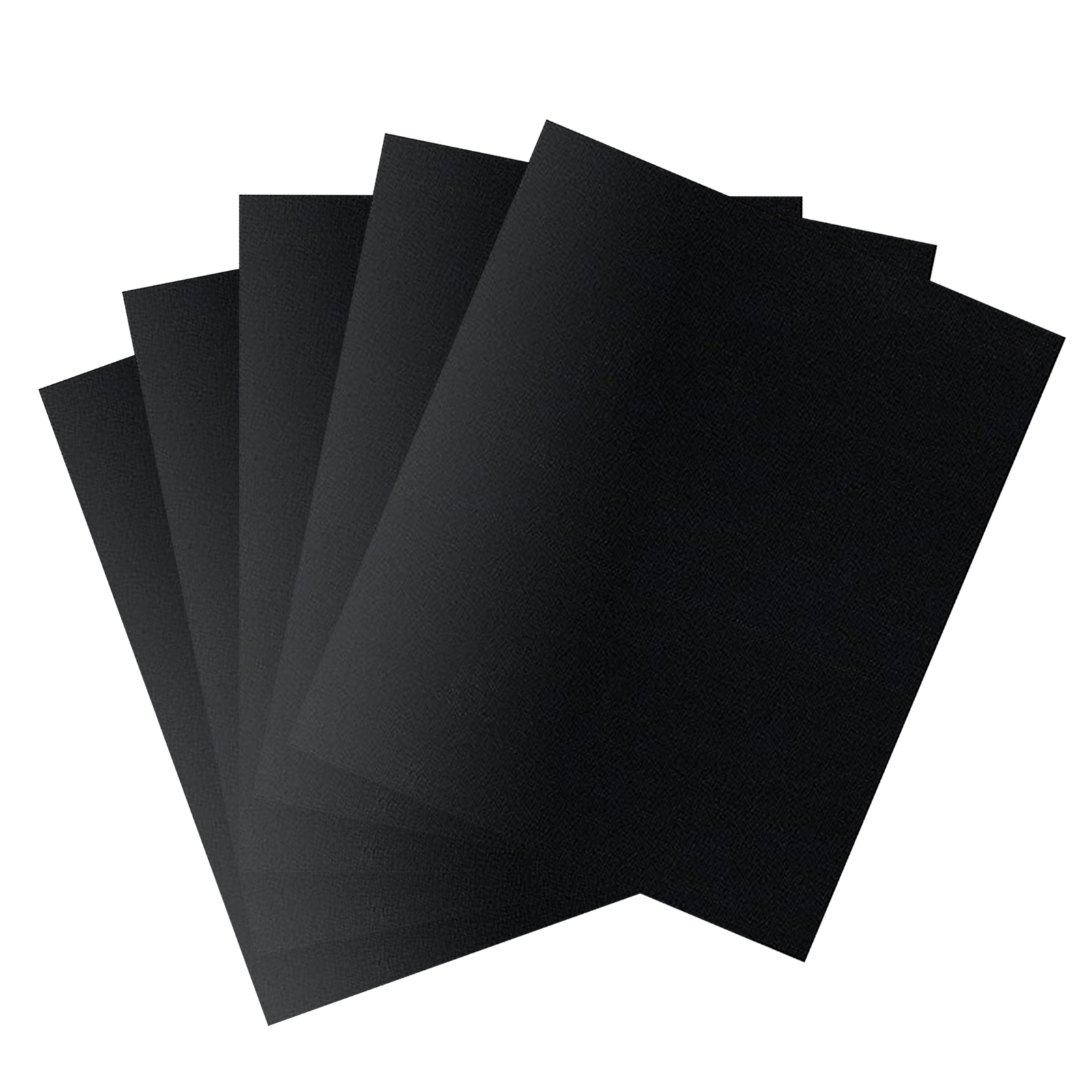 Fünf schwarze Blätter Papier, fächerförmig angeordnet, auf weißem Hintergrund.
