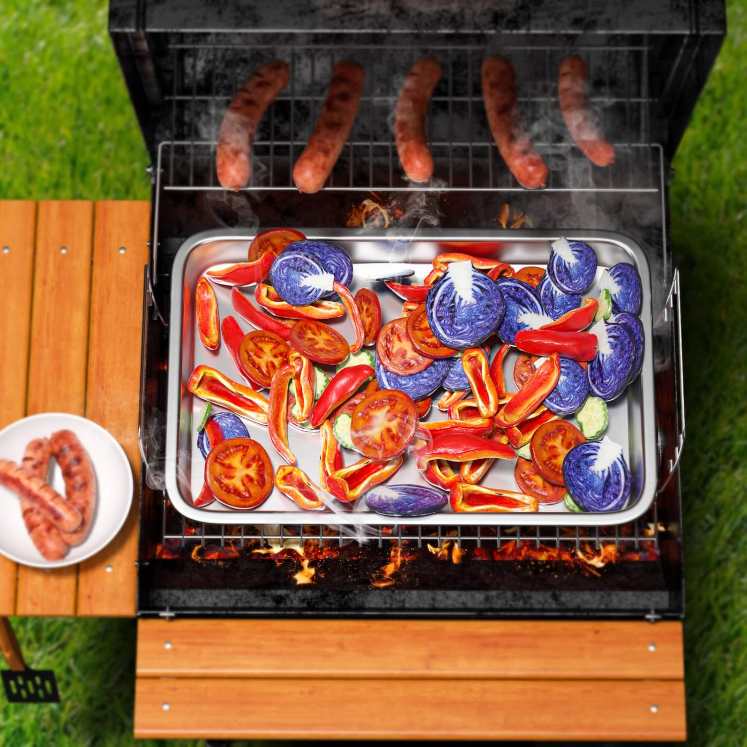 Würstchen auf dem Grill und ein Blech mit Gemüse wie Tomaten, Paprika und Rotkohl.