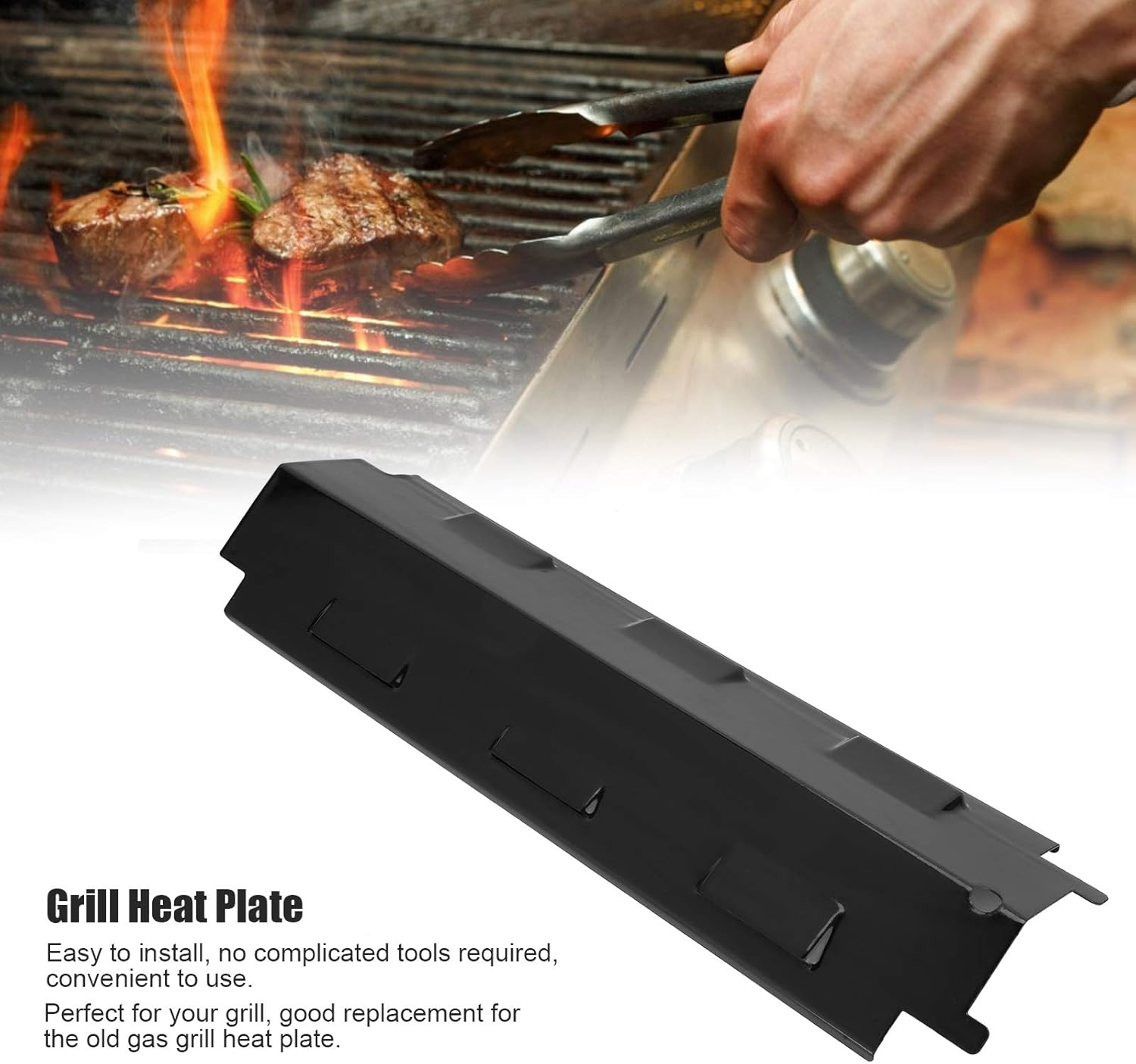 Ein Mann grillt Fleisch über Flammen, eine schwarze Grill-Hitzeschutzplatte ist im Vordergrund.