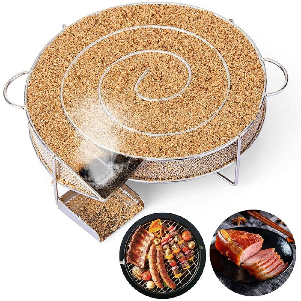 Rauchspirale mit Grillgut und Fleischstücken auf Tellern.
