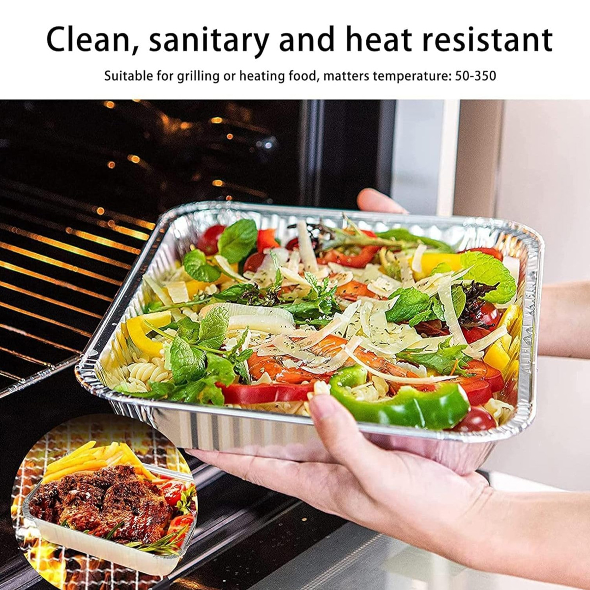 Eine Person hält eine Aluminiumschale mit Essen in einem Ofen.