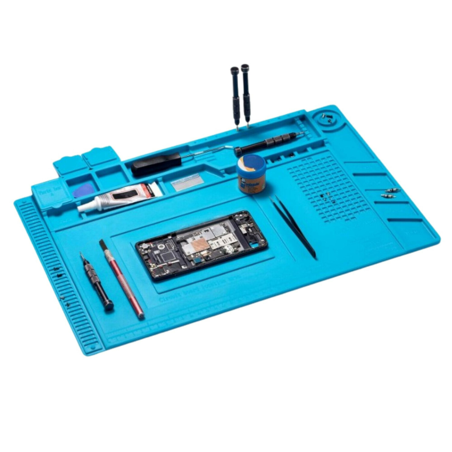 Tappetino blu con attrezzi e smartphone aperto per riparazioni.