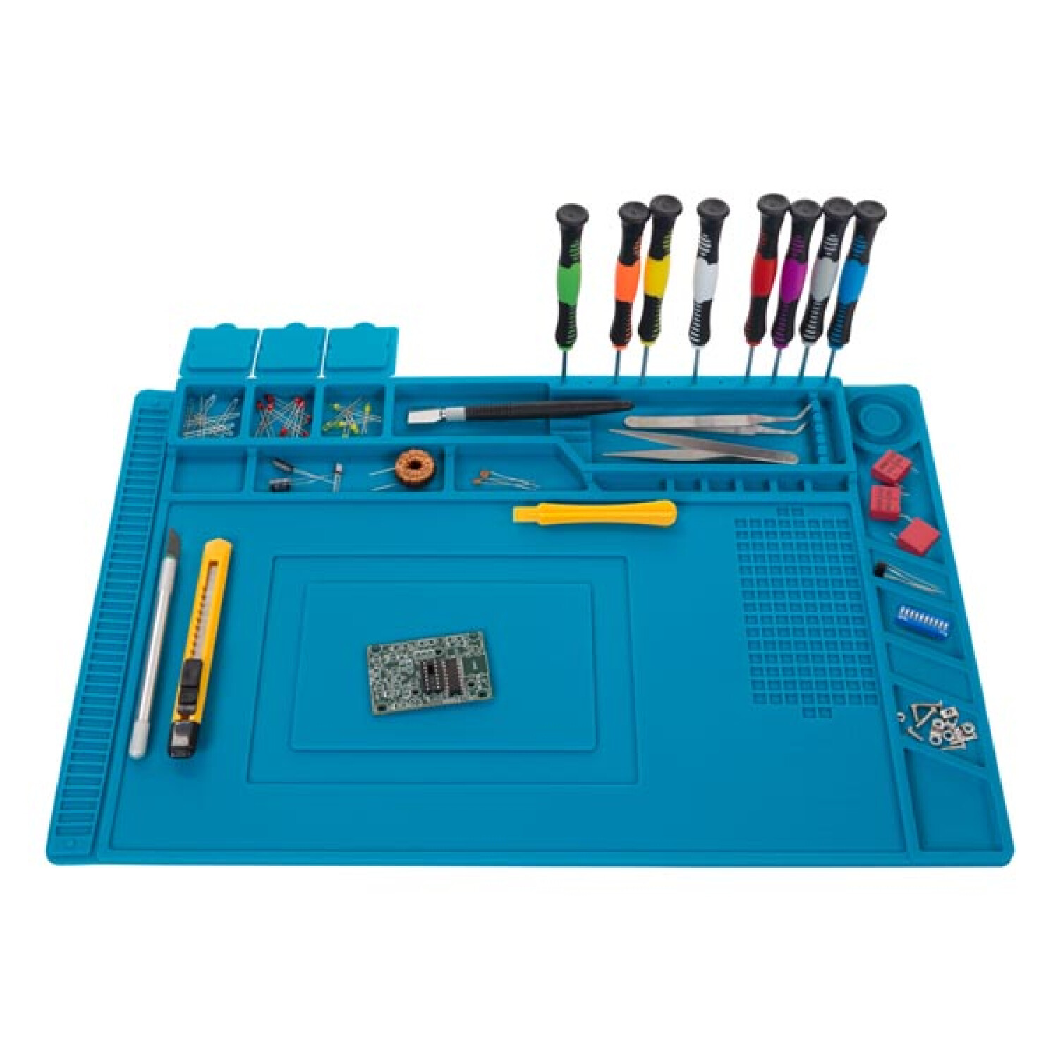 Tappetino blu con cacciaviti, pinzette, scheda elettronica e componenti elettronici.