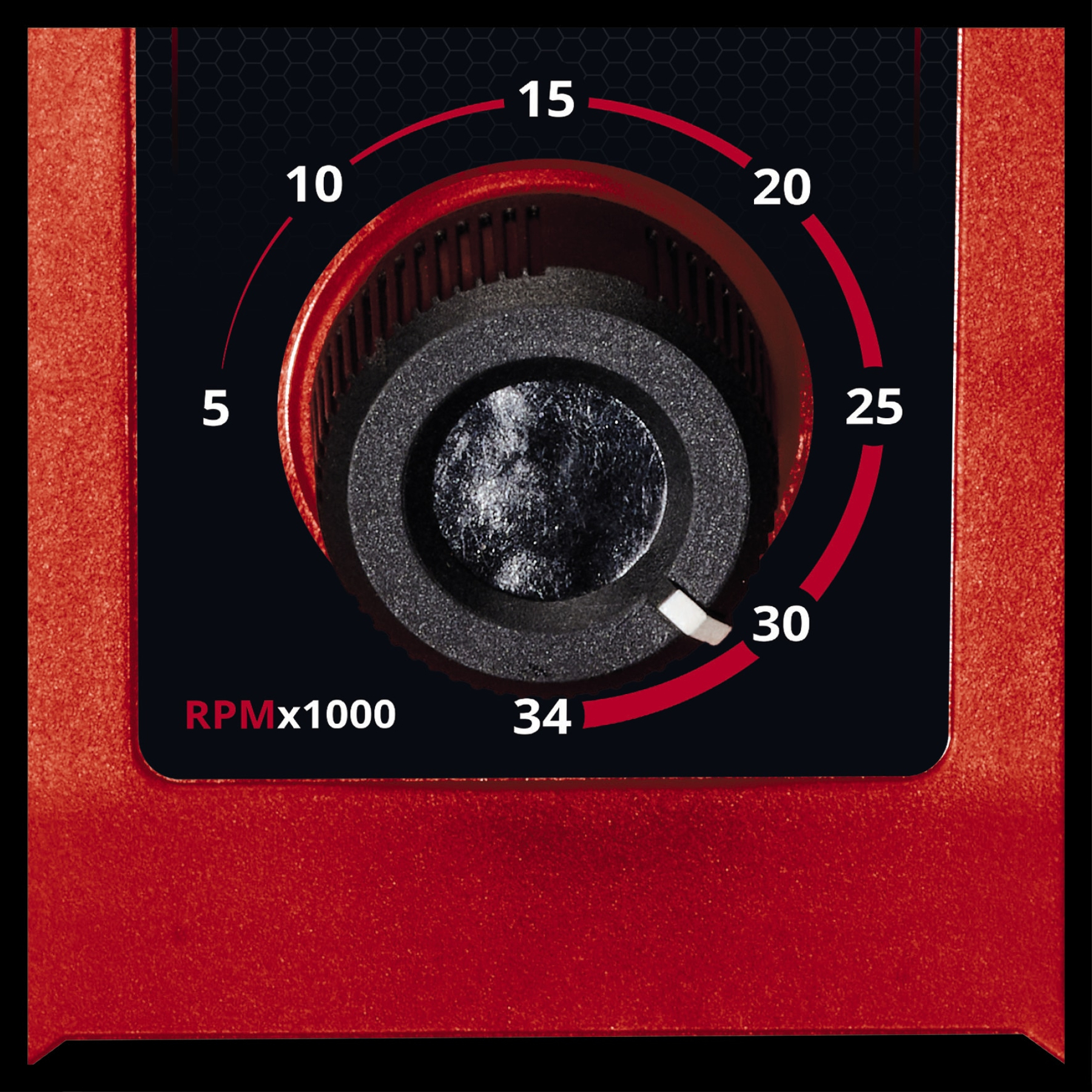 Boîtier rouge avec cadran de vitesse marqué RPM x1000, échelle de 5 à 34.